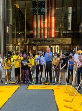 New York, ABD: New York City 'nin bu hafta yeniden açılmasına rağmen, Coronavirus salgını nedeniyle Times Meydanı bölgesinde bazı mağazalar hala kapalı