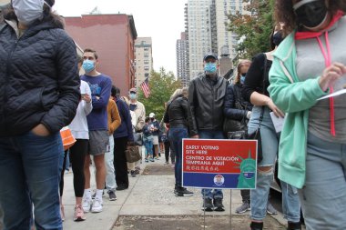 24 Ekim 2020, New York, ABD: New York 'ta erken seçimler bugün başladı ve 1 Kasım' a kadar devam edecek. New York, Manhattan 'daki Robert Wagner Ortaokulu' nda uzun bir kuyruk var. 