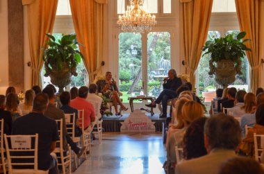 Rimini 'de Pembe Gece. 5 Ağustos 2020, Rimini, İtalya: Emilia 'da 9 Ağustos' a kadar devam edecek olan Pembe Gece 2020 - Romagna, şehrin çeşitli noktalarında bu tonu kazanan 