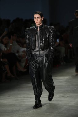 SAO PAULO, SP, 10 / 17 / 2019 - SPFW N48 - Perşembe gecesi Sao Paulo 'daki Ibirapuera Park' taki Pavilhao das Culturas Brasileiras 'taki SPFW N48 marka geçit töreni 