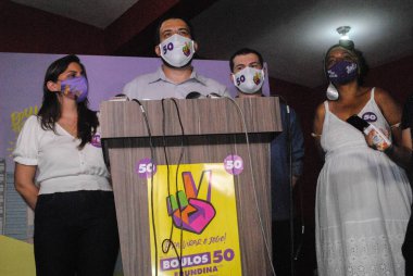 Sao Paulo Belediye Başkanı adayı Guilherme Boulos ile basın toplantısı. 15 Kasım 2020, Sao Paulo, Brezilya: Sao Paulo belediye başkanı adayı Guilherme Boulos (PSOL), seçilen adayın ardından destekçileriyle konutunda görüşür.