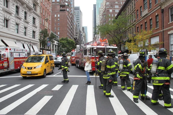 2020年10月21日 美国纽约 位于曼哈顿第五大道和麦迪逊大道之间的东63街的一幢大楼内 有许多Fdny消防员和车辆 道路堵塞以防止对公众造成任何危险 — 图库照片
