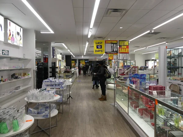 2020年11月30日 ニューヨーク州ブルックリン 独立系のフリンジ ショッピング客が Nyの大手ディスカウント チェーンの旗艦店に展示されている バリュー ショッピング ディール のスリム — ストック写真