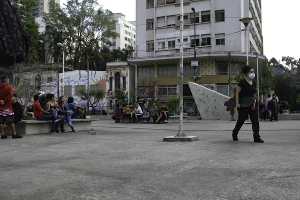 Roosevelt Meydanı 'nda insan hareketleri. 18 Ekim 2020, Sao Paulo, Brezilya: Roosevelt Meydanı 'nda sıcak havadan yararlanan büyük bir insan hareketi vardı, şehir hala COVID-19 salgınından geçmesine rağmen.