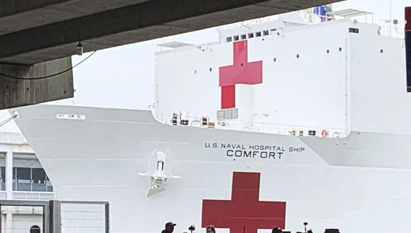 Ковид Usns Comfort Ship New York Harbor Корабль Usns Comfort — стоковое фото