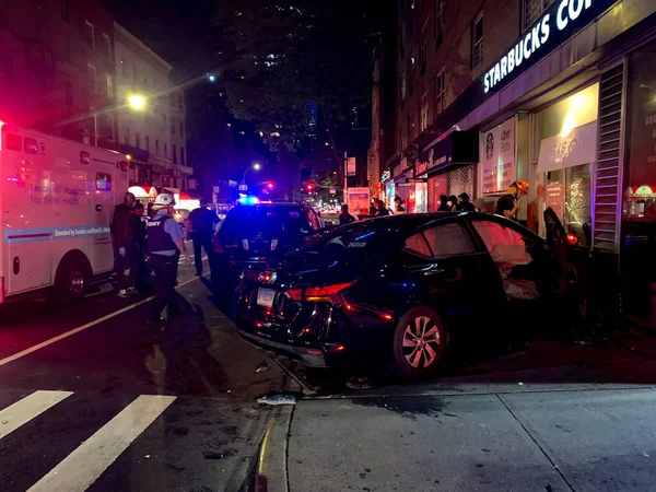 New ニューヨークで抗議中に3台の車を含む事故 2020年6月1日 アメリカ合衆国ニューヨーク州 レキシントン アベニューのスターバックス前で3台の車が事故に巻き込まれ 63通りで警察が略奪から抗議者を追跡した 抗議者はマー — ストック写真