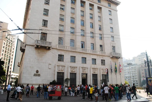 Sao Paulo 2019 学生和抗议人士站在Bruno Covas大楼前 — 图库照片
