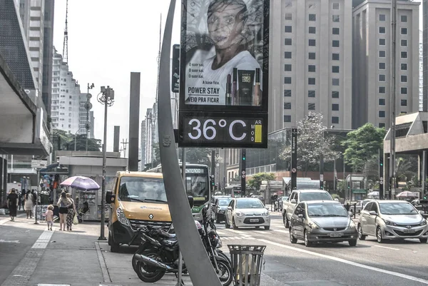 圣保罗10 2020 Movement Climate 圣保罗Avenida Paulista地区的移动和炎热天气 温度计显示36度 — 图库照片
