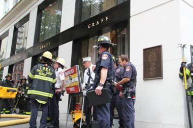 NOVA YORK (EUA), 05 / 02 / 2021 - MOVIMENTACAO CENTACAO PARK - Com a rescaldo da nevasca do dia anterior, nova-iorquinos e turistas sao vistos se divertindo se Central Park. Criancas fazendo snowboard, pessoas andando de carruagem, fazendo boneco de neve