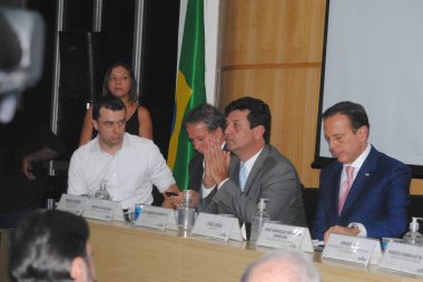 Brezilya 'nın Sao Paulo Valisi ile Coronavirus hakkında basın toplantısı. 13 Mart 2020, Sao Paulo, Brezilya: Sao Paulo Joao Doria valisi ve Sağlık Bakanı Luiz Henrique Mandetta, Sağlık Bakanı Jose Henriqu