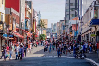 (Guarulhos 'ta Coronavirus' un ortasında iş. 12 Haziran 2020, Guarulhos, Sao Paulo, Brezilya: Rua Dom Pedro II 'de Hareket, merkez bölge Guarulhos (SP), bu Cuma. The City Hall of Guarulhos gazetesi 36.925 / 2020 sayılı kararı yayınladı.