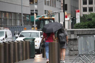1 Eylül 2020, New York, ABD: Bu sabah New York 'ta hafif bir yağış, bazılarının şemsiye kullanmak zorunda kalması nedeniyle New Yorkluların ve turistlerin rutinlerini değiştirdi. (Fotoğraf: Niyi Fote / TheNews2 / Depozito Fotoğrafları) 