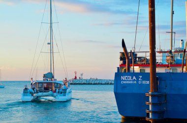 Saat 6 'dan sonra Rimini' de maske kullanmak zorunludur. 6 Eylül 2020, Rimini, İtalya: Eylül ayının ilk haftasında, liman ve Rimini sahillerinde ağır turist ve İtalyanlar dolaşıyorlar. Ve akşam 6 'dan sonra, 