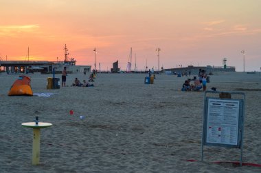 Riviera Romagnola 'da 40 derece. 1 Ağustos 2020 'de İtalya' nın Rimini kentinde Ağustos ayının başlangıcında ve yükselen sıcaklıkta turistler ve İtalyanlar plajda serinlemek için bundan yararlandılar.