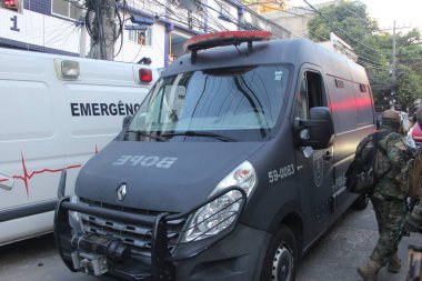 Rio de Janeiro 'da uyuşturucu kaçakçılığı sırasında dört suçlu tarafından rehin tutulan bir aile. 27 Ağustos 2020, Rio de Janeiro, Brezilya: 26 ve 27 Ağustos tarihleri arasında Estacio Centro bölgesinde yoğun bir çatışma yaşandı. 