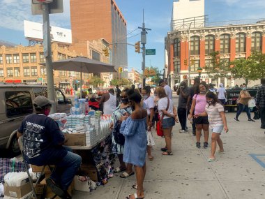 Harlem (ABD), 01 / 08 / 2020 - TRAVEL / VENDORS / STREETS / USA - Sokak satıcıları kaldırımlar boyunca görülürken, insanlar bu Cumartesi (1.)