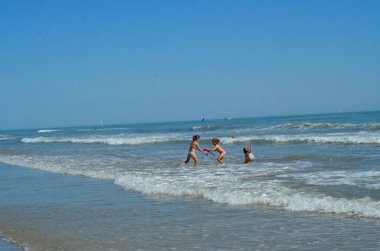 (Plaj hareketi. 7 Haziran 2020, Rimini, İtalya: Rimini, İtalya sahilinde hareketlilik