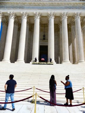 WASHINGTON DC, ABD, 23.09.2020 - Yüksek Mahkeme için SOLEMN nöbeti RuTH GINSBURG - Büyük bir Amerikalı avukat dinlenirken, bir gece nöbeti ve tarihi olaylar seremonisi Birleşik Devletler Anayasa Mahkemesi önünde gerçekleşir.