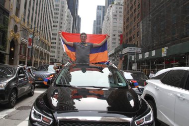 (New York 'taki Ermeniler için Barışı destekleyen barışçıl bir protesto. 10 Ekim 2020, New York, ABD: New York 'ta yaşayan bazı Ermeniler Ermeniler için Azerbaycan ile sınır anlaşmazlığına karşı protesto ve barış talebinde bulundu