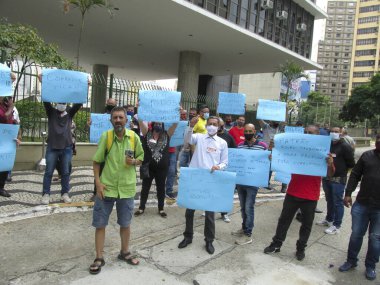 (Sendika liderleri şehir meclisi önünde protesto ediyor. 23 Aralık 2020, Sao Paulo, Brezilya: Bir grup sendika lideri Sao Paulo Belediye Başkanı Bruno Covas 'ın maaş zammını protesto ediyor.
