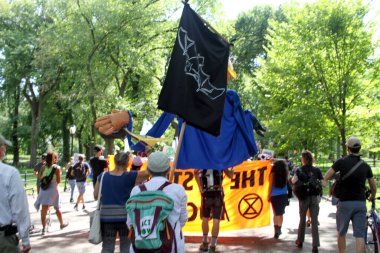 New York, ABD: New York City 'nin bu hafta yeniden açılmasına rağmen, Coronavirus salgını nedeniyle Times Meydanı bölgesinde bazı mağazalar hala kapalı