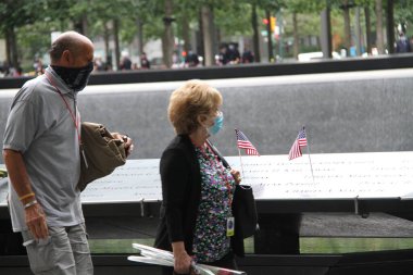 (New York 'ta 11 Eylül Anma Günü kutlaması. 11 Eylül 2020, New York, ABD: 9 / 11 Anma Günü New York 'ta gerçekleşti. Aileler ve arkadaşlar, Dünya Ticaret Merkezi' ne düzenlenen terörist saldırı sırasında ölenlere saygılarını sunuyor. 