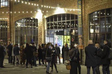 (INT) Milano 'da Coronavirus salgınının ortasında hırsızlık. 30 bin 2020 Milano, İtalya: İzolasyon ölçüsü hala şehirde devam ediyor ve iş yeri kapanırken, kentte neredeyse hiç hareket yok, marjinallik artıyor ve bu soyguncular