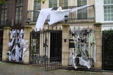 13 Ekim 2020, New York, ABD: Bazı insanlar evlerini gerçek New York gününden günler önce Cadılar Bayramı kostümleriyle dekore etmeye başladılar bile. Cadılar Bayramı, her yıl Ekim akşamı gerçekleşen ölülerin anısına bir kutlamadır. 