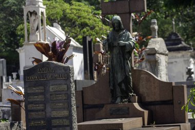 Consolacao Mezarlığı 'nda bayram günü. 2 Kasım 2020, Sao Paulo, Brezilya: Ölü bayramın olduğu gün Consolacao Mezarlığı 'nda ölen insanların anısına yapılan anma törenlerinde insanların hareketi