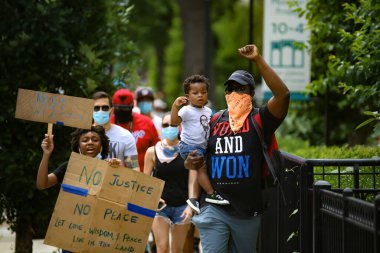 George Floyd 'un ölümü üzerine Beyaz Saray' da protesto. 2 Haziran 2020, Washington DC, ABD: Protestocular, George Floyd 'un Minneapolis' te ölümü üzerine Beyaz Saray önünde kızgınlıklarını ve hayal kırıklıklarını gösteriyorlar