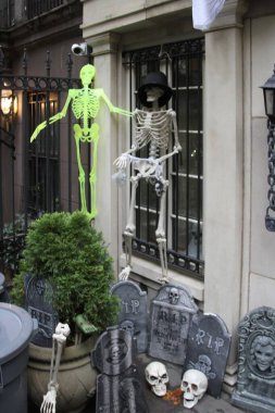 13 Ekim 2020, New York, ABD: Bazı insanlar evlerini gerçek New York gününden günler önce Cadılar Bayramı kostümleriyle dekore etmeye başladılar bile. Cadılar Bayramı, her yıl Ekim akşamı gerçekleşen ölülerin anısına bir kutlamadır. 