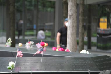 (New York 'ta 11 Eylül Anma Günü kutlaması. 11 Eylül 2020, New York, ABD: 9 / 11 Anma Günü New York 'ta gerçekleşti. Aileler ve arkadaşlar, Dünya Ticaret Merkezi' ne düzenlenen terörist saldırı sırasında ölenlere saygılarını sunuyor. 