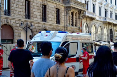 (Milano 'da bir bisikletçinin kazası oldu. 28 Mayıs 2020, Milano, İtalya: Kurtarma ekipleri bir kazada bisiklete binen genç bir kadının yardımına koştu ve birçok kişi bu durumdan etkilendi. 