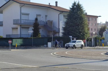  İtalya 'da COVID-19' un İtalya 'da yayılmasını sınırlayan kısıtlamalar var. 13 Ocak 2021, Rimini, İtalya: Başbakanın 15 Ocak 2021 tarihli fermanı geliyor: Sarı bölgedeki bölgeler arasında bile hareketler yasaklandı 