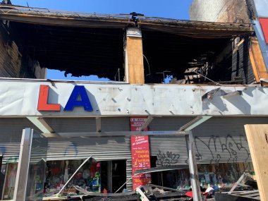 (Yanan bir dükkanın akıbeti. 21 Mayıs 2020, Harlem, New York, ABD: 17 Mayıs Pazar günü 125. Cadde ve Adam Clayton Powell Jr. Bulvarı 'nın köşesinde çıkan Lazarus mağazasının akıbeti. Yangın başladı.