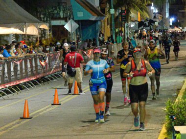 2020 Demir Adam Triatlon 'u Meksika' nın Cozumel Tatil Köyü 'ndeki büyük kalabalığı cezbetti. 22 Kasım 2020, Cozumel Adası, Yucatan, Quintana Roo, Meksika: Patlayan ve parti veren Maya Riviera 'nın huzurlu plajlarında efsanevi Demir Adam Triatlonu kanepede uçar