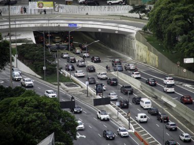 Covid-19 'un ortasında insanlar hareket ediyor. 7 Mayıs 2020, Sao Paulo, Brezilya: Sao Paulo şehrinin ana iş merkezlerinden biri olan Paulista Bulvarı 'nda Coronavirus salgını sırasında insanların hareketi. 