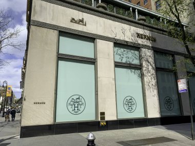 (Covid-19 'un ortasında lüks dükkanlar kapandı. 16 Nisan 2020, New York, ABD: New York 'ta Madison Bulvarı' ndaki lüks dükkanlar, Coronavirus salgını nedeniyle hırsızlığı önlemek için ahşap kaplama ve pencerelerle kapatıldı (covid- 19). İzolasyon ve ho kalmak