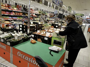 (Covid-19 'un ortasında Milano' da hareket var. 15 Nisan 2020, Milano, İtalya: Milano, Covid-19 salgını nedeniyle hala tecrit altında ve bazı süpermarketlerde hala bazı foo eksikliği varken sosyal izolasyonda olan insanları kontrol altına alacak çok sayıda polis engeli var