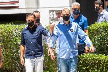 (Sao Paulo 'da ikinci tur seçimler. 29 Kasım 2020, Sao Paulo, Brezilya: Sao Paulo Valisi, Joao Doria, First Lady Bia Doria ve Sao Paulo 'nun şimdiki belediye başkanı Bruno Covas, J' deki Colegio St. Paul seçim merkezinde oy kullandı.