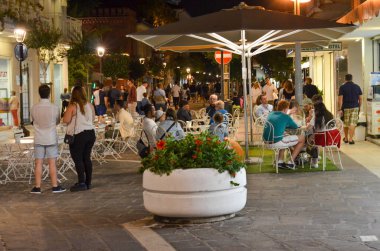 Riccione 'de Pembe Gece. 6 Ağustos 2020, Raccione, Rimini, İtalya: Pembe Gece boyunca Emilia-Romagna sakinleri ve turistler arasında çok fazla hareket var. Riccione, DJ 'leri olan ve meşgul olan herkesi ağırlayan şehirlerden biri.
