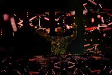 Sao Paulo 'daki Allianz Parque' da açık hava müzikali. 1 Ağustos 2020, Sao Paulo, Brezilya: Brezilyalı şarkıcılar yeni arabalı sinema formatında müzik şovlarını sunar