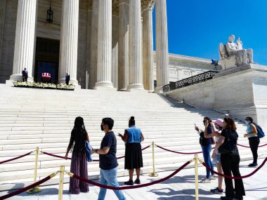 WASHINGTON DC, ABD, 23.09.2020 - Yüksek Mahkeme için SOLEMN nöbeti RuTH GINSBURG - Büyük bir Amerikalı avukat dinlenirken, bir gece nöbeti ve tarihi olaylar seremonisi Birleşik Devletler Anayasa Mahkemesi önünde gerçekleşir.