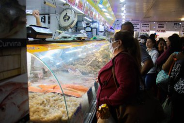 (INT) Good Friday için balık arayan insanlar 9. 2020, Porto Alegre, Rio Grande do Sul, Brezilya: İnsanlar Kutsal Cuma tatilinin arifesinde Porto Alegre, Brezilya 'da balık ararken, kamu piyasasında hareket