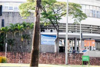 Covid-19 'un ortasında insanlar hareket ediyor. 7 Mayıs 2020, Sao Paulo, Brezilya: Sao Paulo şehrinin ana iş merkezlerinden biri olan Paulista Bulvarı 'nda Coronavirus salgını sırasında insanların hareketi. 