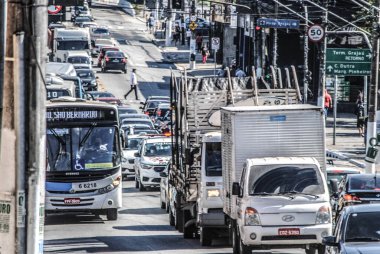 (Sao Paulo 'da trafik sıkışık. 28 Temmuz 2020, Sao Paulo, Brezilya: Sao Paulo 'nun güney bölgesinde Avenida Belmira Marin' de ağır araç trafiği