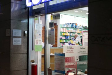 COVID salgını sırasında Milan caddeleri ve dükkanları, İtalya 