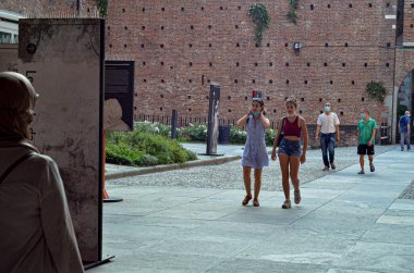 Tecrit İtalya 'da. 8 Ekim 2020, Milano, İtalya: Milano Katedrali 'nin etrafındaki insan hareketleri tecrit geri döndü. Çarşamba günü onaylanan kararname olağanüstü hal süresini 31 Ocak 2021 'e kadar uzattı..