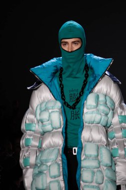 NOVA YORK (EUA), 12 / 02 / 2020 - NYFW - DESFILE DA MARCA SEVEN CRASH-O ultimo desfile do dia da marca chinesa Seven Crash encerrando o NYFW, nesta quarta-feira (12), na spring studios em Nova York onde algun modelos usam mascaras para mostra os problema