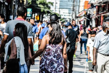 Covid-19 'un ortasında insanlar hareket ediyor. 7 Mayıs 2020, Sao Paulo, Brezilya: Sao Paulo şehrinin ana iş merkezlerinden biri olan Paulista Bulvarı 'nda Coronavirus salgını sırasında insanların hareketi. 
